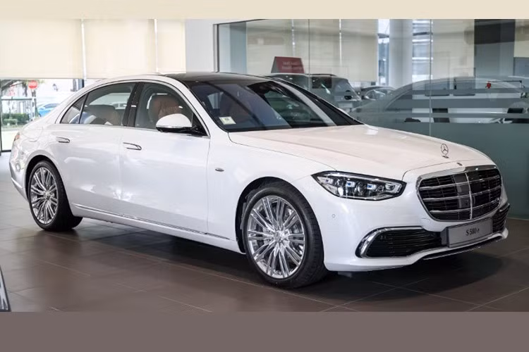 Về trang bị an toàn, S580e mới tiếp tục được trang bị 14 túi khí cùng hệ thống camera 360 độ và tính năng camera ghi hình tích hợp. Xe còn có gói Driving Assistance bao gồm các tính năng như: phanh tự động khẩn cấp nâng cao, kiểm soát hành trình thích ứng với chức năng dừng - chạy, hỗ trợ giữ làn và các tính năng thuộc hệ thống Pre-Safe và Pre-Safe Impulse Side.