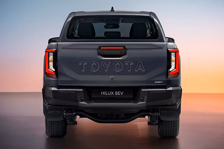 Ông Hanley thẳng thắn: “Sẽ chẳng có ý nghĩa gì nếu chúng tôi tung ra một chiếc xe bán tải điện có giá 100.000 AUD. Nó cần phải là một lựa chọn có thể với tới được”. Hilux BEV được trang bị gói pin 59,2 kWh và hệ thống mô-tơ điện kép, sản sinh công suất 193 mã lực.