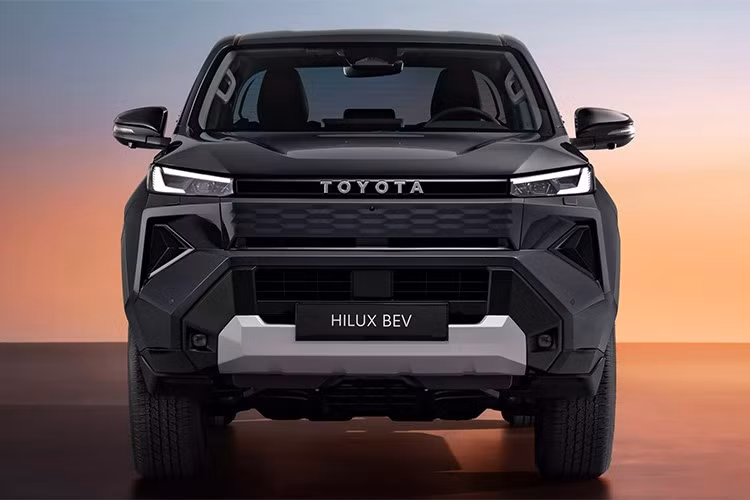 Trong khi phiên bản Hilux mild-hybrid hiện tại tại Úc có giá khởi điểm từ 65.990 AUD (khoảng 42.800 USD), Toyota không loại trừ khả năng phiên bản BEV có thể đắt hơn tới 15.000 AUD (khoảng 9.700 USD), nâng mức giá tiệm cận mốc 80.000 AUD.