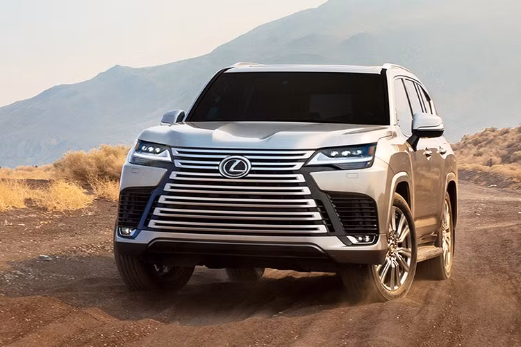 Lexus cung cấp nhiều tùy chọn màu sắc cho LX 500d, với sáu tông ngoại thất bao gồm trắng, bạc, xám titanium, xám manganese, đen và xanh rêu. Nội thất có ba tùy chọn: đen, nâu Hazel (chỉ bản Premium), và đỏ Flare (chỉ bản F-Sport).