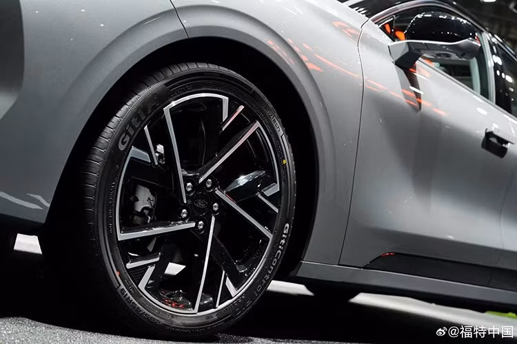 Nằm bên dưới nắp ca-pô của Ford Mondeo 2026 là 3 tùy chọn động cơ. Đầu tiên là động cơ xăng 4 xi-lanh, tăng áp, dung tích 1.5L, tạo ra công suất tối đa 193 mã lực. Thứ hai là động cơ EcoBoost 4 xi-lanh, tăng áp, dung tích 2.0L với công suất tối đa 257 mã lực.