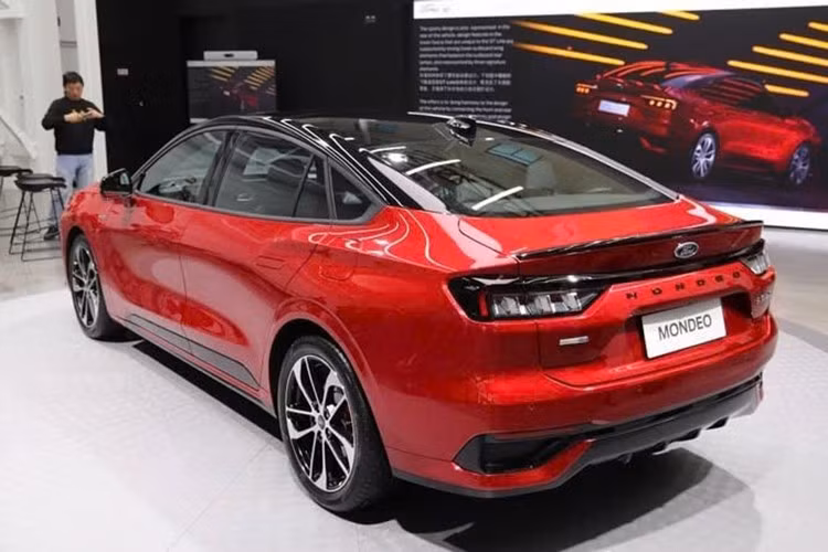 Những đường gân dập nổi vẫn được giữ lại ở khu vực sườn xe. Thay đổi duy nhất ở khu vực này là các bộ mâm hợp kim mới. Ở phía sau, Ford Mondeo 2026 sở hữu cụm đèn hậu được thiết kế lại với đồ họa hiện đại.
