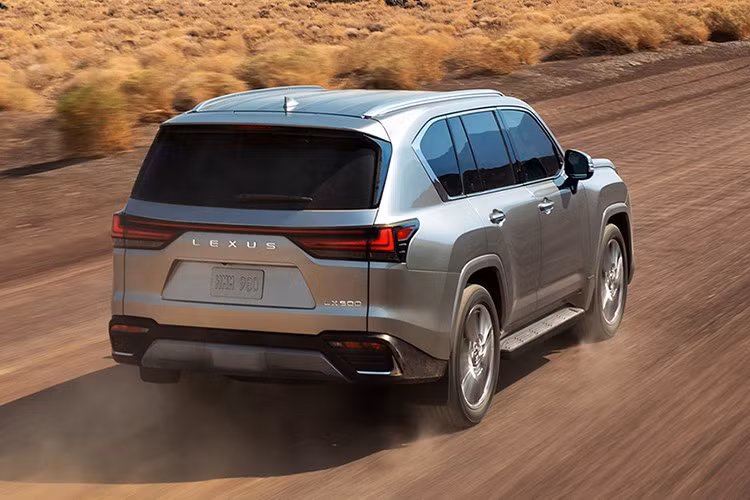 Kính xe đều có khả năng cách âm, chống tia UV, trong khi phần mui xe được tích hợp cửa sổ trời moonroof và thanh giá nóc. Mâm xe kích thước lớn 22 inch đi kèm lốp 265/50 R22 tạo dáng vẻ bề thế cho mẫu SUV hạng sang.