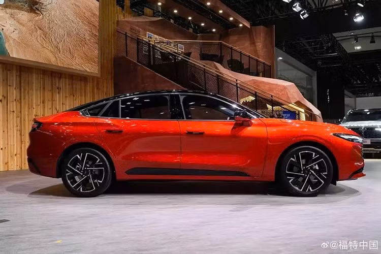 Thay đổi đáng chú ý nhất của Ford Mondeo 2026 nằm ở phần đầu và đuôi xe. Theo đó, xe được bổ sung cụm đèn pha mới có hình dáng gọn gàng hơn, đi kèm đồ họa LED hiện đại. Chi tiế này giúp xe trông giống phiên bản 4 cửa của Ford Mustang. Cụm đèn mới được đặt hai bên lưới tản nhiệt rộng hơn, nối liền với hốc gió thể thao hơn trên cản trước.