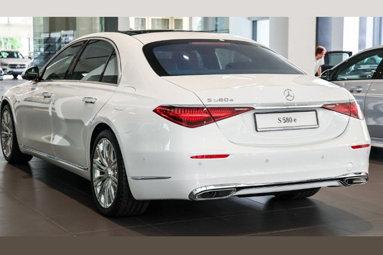 Hai bên thân mẫu xe sedan hạngn sang Mercedes-Benz S580e 2026 đặt logo EQ Hybrid, phù hợp với định hướng tái cấu trúc danh mục xe EV và PHEV của Mercedes-Benz, dù đi kèm tên gọi dài dòng “with EQ Hybrid Technology”.