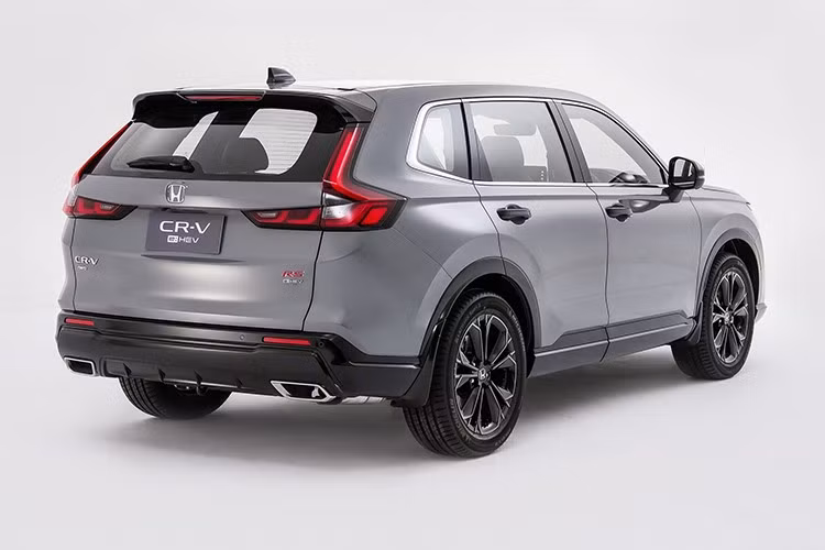 Tất cả xe được nhập khẩu nguyên chiếc (CBU) từ Nhật Bản, kèm theo chế độ bảo hành toàn diện: 5 năm / 140.000 km (bao gồm 3 năm hoặc 100.000 km tiêu chuẩn + gia hạn thêm 2 năm / 40.000 km), hệ thống hybrid được bảo hành 5 năm và pin hybrid bảo hành đến 10 năm không giới hạn quãng đường.