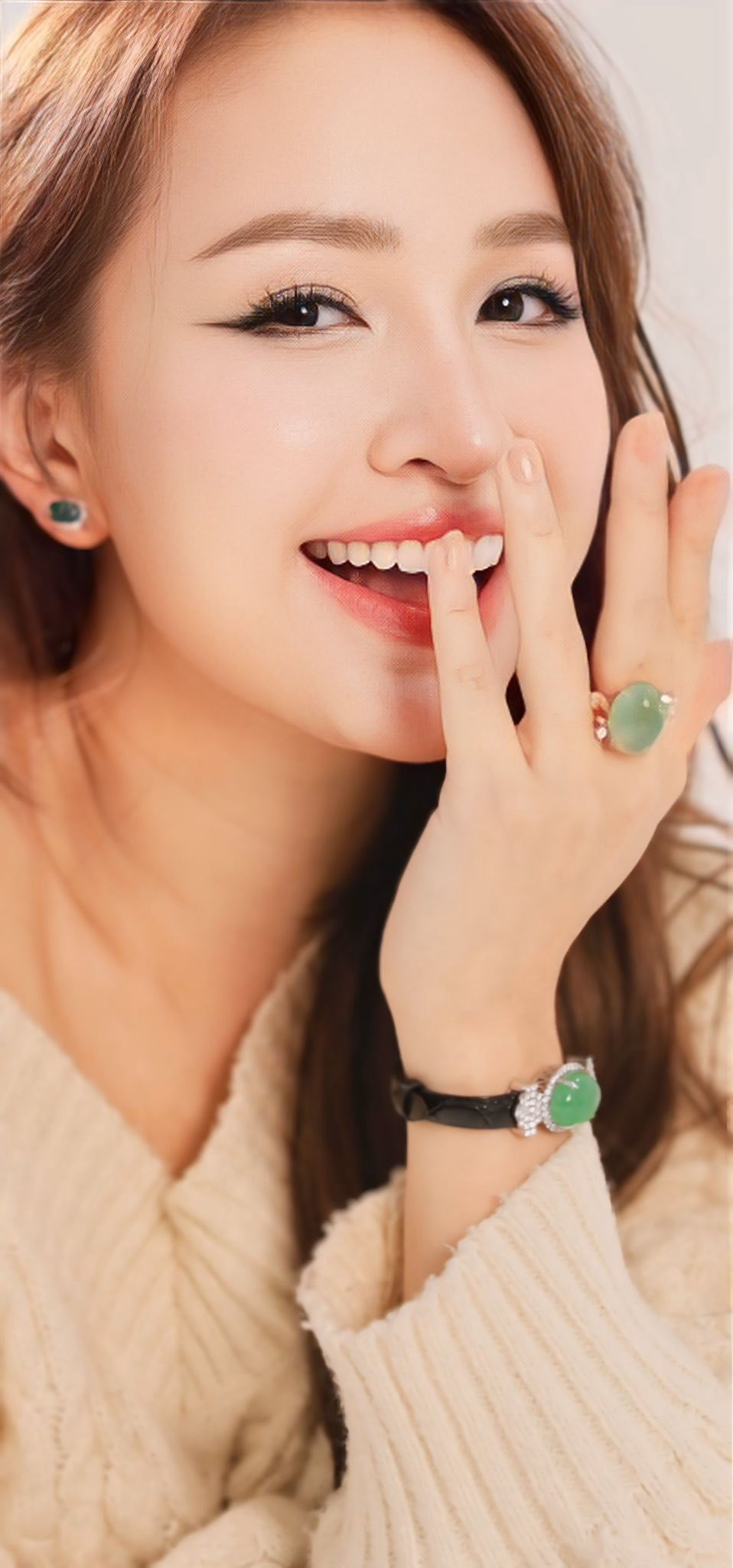 Làn da mịn màng, nụ cười nhẹ nhàng và ánh nhìn dịu ngọt giúp gương mặt của nữ MC trông trẻ trung hơn nhiều so với tuổi thật.