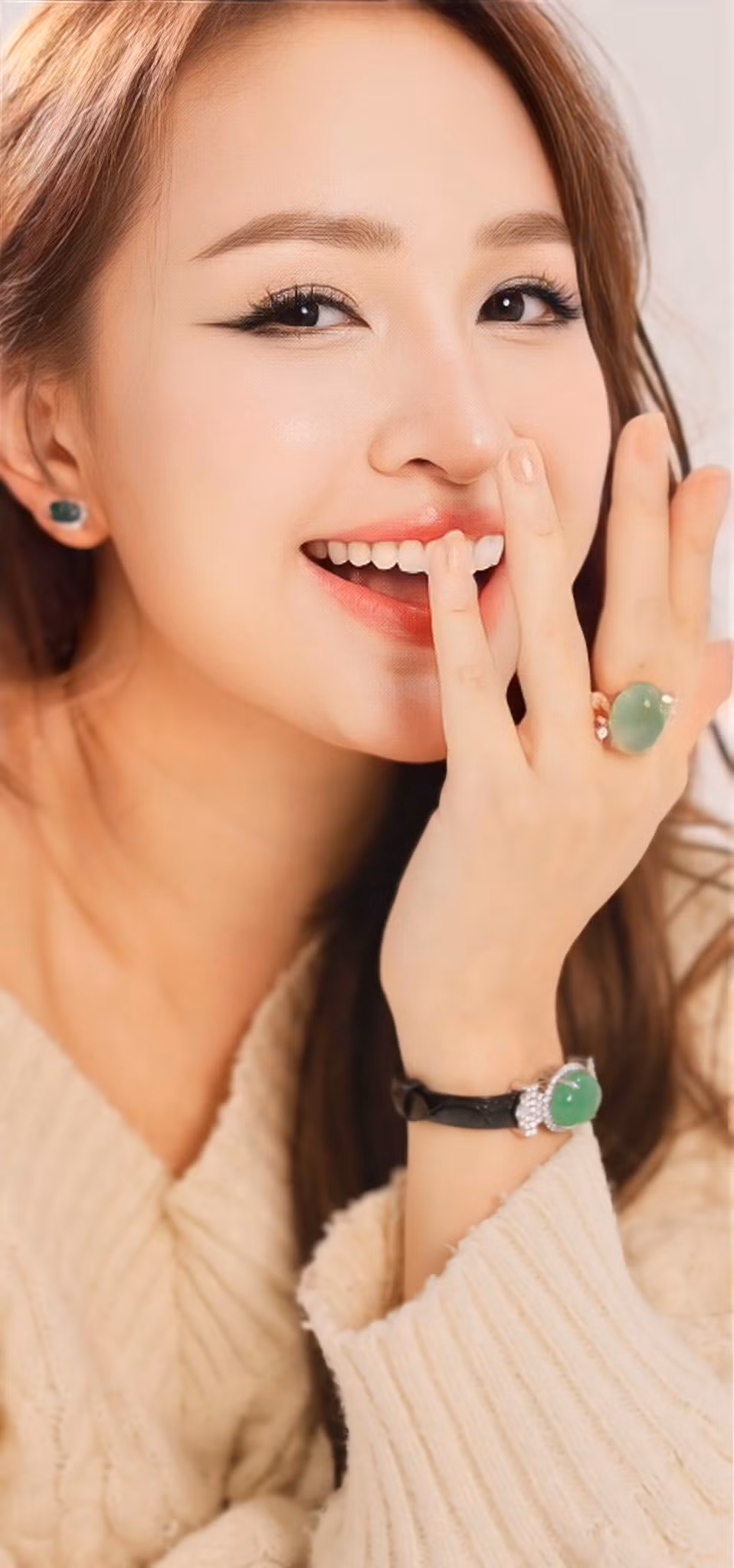 Làn da mịn màng, nụ cười nhẹ nhàng và ánh nhìn dịu ngọt giúp gương mặt của nữ MC trông trẻ trung hơn nhiều so với tuổi thật.