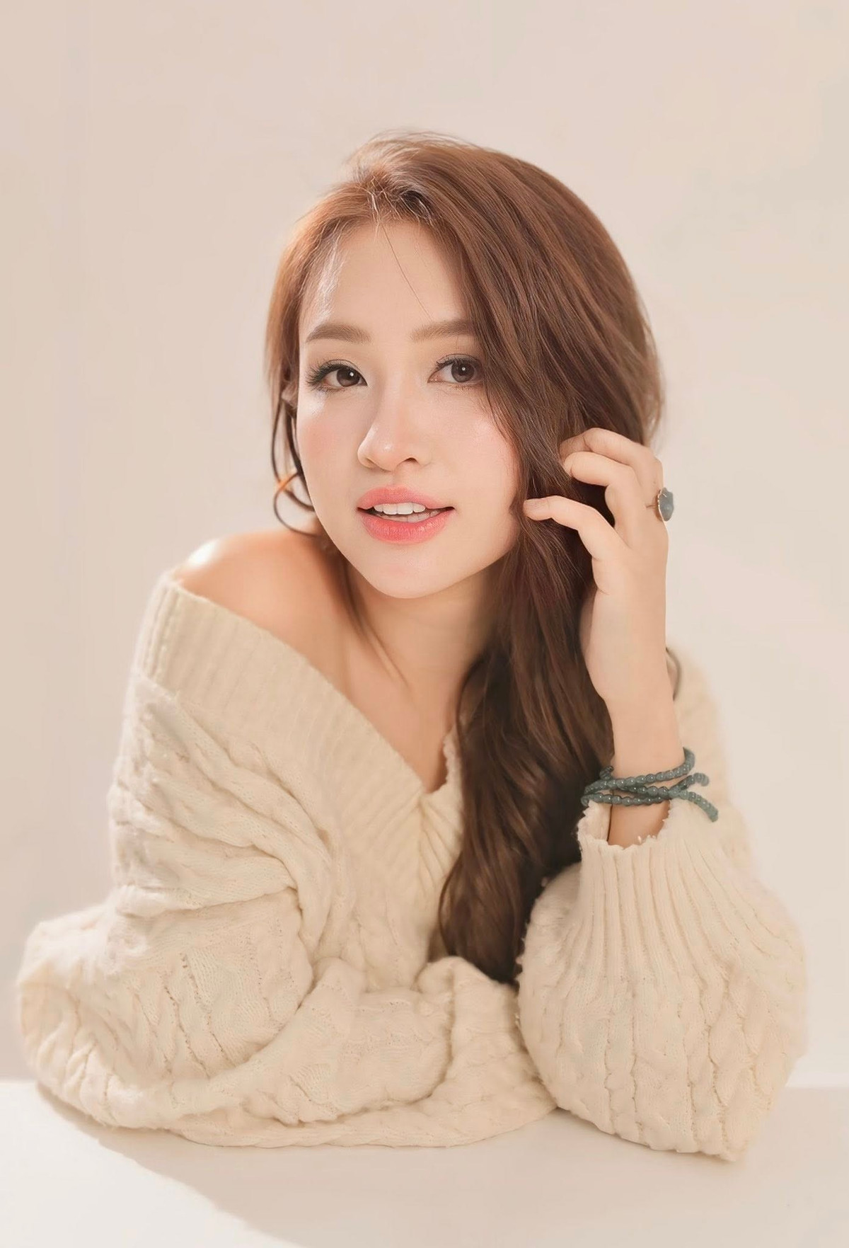 Qua những bức ảnh, Thanh Vân Hugo xuất hiện với layout trang điểm trong trẻo, nhấn mạnh đôi mắt to long lanh – điểm cuốn hút đặc trưng của cô từ những ngày đầu bước chân vào nghề.