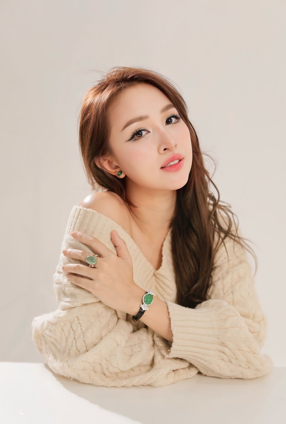 Thanh Vân Hugo diện trang phục len màu kem trễ vai, vừa mang nét ấm áp, dịu dàng, vừa tôn lên bờ vai thon và làn da trắng mượt. Mái tóc nâu uốn nhẹ ôm sát gương mặt càng làm bật vẻ đẹp nữ tính, duyên dáng.