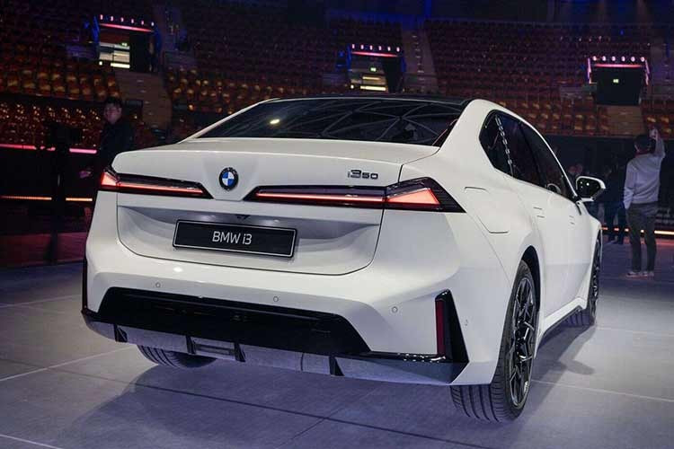 Ngoài ra, công nghệ phanh tái tạo năng lượng và tính năng “soft stop” giúp xe dừng mượt mà, nâng cao trải nghiệm vận hành. BMW i3 được trang bị gói Driving Assistant Plus với khả năng hỗ trợ lái bán tự động cấp độ 2. Hệ thống cho phép người lái tương tác linh hoạt, duy trì cảm giác kiểm soát – triết lý mà BMW gọi là “Symbiotic Drive”.