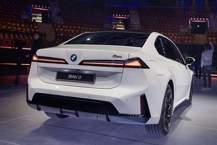 Ngoài ra, công nghệ phanh tái tạo năng lượng và tính năng “soft stop” giúp xe dừng mượt mà, nâng cao trải nghiệm vận hành. BMW i3 được trang bị gói Driving Assistant Plus với khả năng hỗ trợ lái bán tự động cấp độ 2. Hệ thống cho phép người lái tương tác linh hoạt, duy trì cảm giác kiểm soát – triết lý mà BMW gọi là “Symbiotic Drive”.