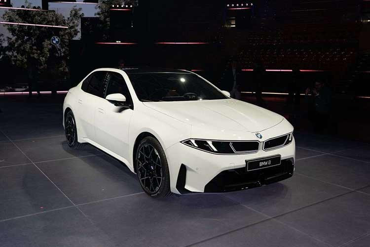 Phần đầu xe sedan điện BMW i3 2026 nổi bật với phong cách “shark nose”, kết hợp hai mảng đen bóng tích hợp hệ thống chiếu sáng LED và dải đèn ban ngày. Lưới tản nhiệt quả thận đặc trưng được tái hiện bằng hiệu ứng ánh sáng thay vì cấu trúc vật lý truyền thống.