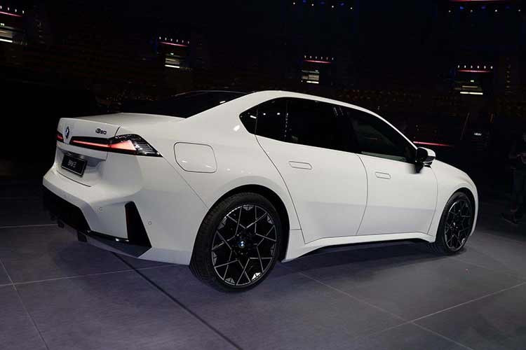 Dù có nắp ca-pô ngắn hơn do không còn động cơ đốt trong, i3 thực tế lại lớn hơn thế hệ 3 Series G20. Xe có chiều dài 4.760 mm, rộng 1.865 mm và cao 1.480 mm, cùng chiều dài cơ sở 2.897 mm. Kích thước này hứa hẹn mang lại không gian rộng rãi hơn, đặc biệt cho hàng ghế sau.