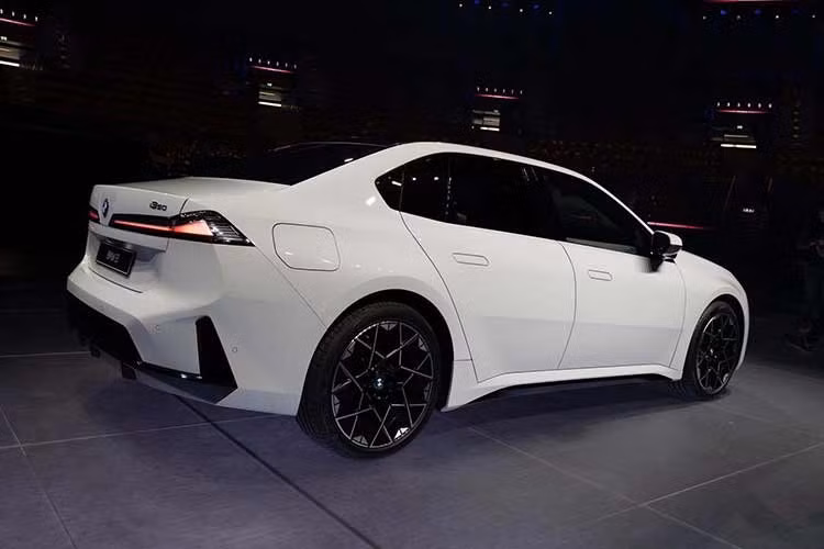 Dù có nắp ca-pô ngắn hơn do không còn động cơ đốt trong, i3 thực tế lại lớn hơn thế hệ 3 Series G20. Xe có chiều dài 4.760 mm, rộng 1.865 mm và cao 1.480 mm, cùng chiều dài cơ sở 2.897 mm. Kích thước này hứa hẹn mang lại không gian rộng rãi hơn, đặc biệt cho hàng ghế sau.