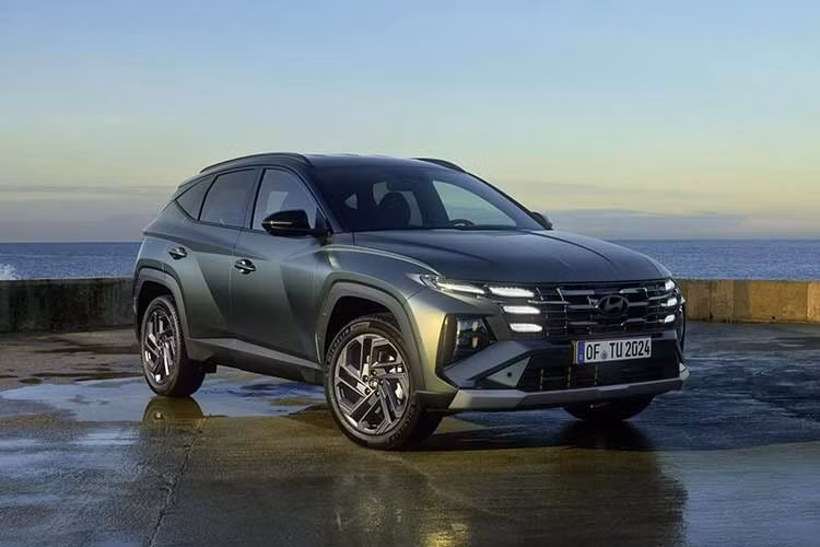 Trong bối cảnh thế hệ hoàn toàn mới của Hyundai Tucson đang cận kề ngày ra mắt, hãng xe Hàn Quốc vẫn quyết định “làm mới” phiên bản hiện tại bằng một bản cập nhật cuối cùng. Mới đây, Hyundai Anh quốc đã chính thức công bố giá bán, cấu hình và loạt thông tin chi tiết cho Tucson 2026.