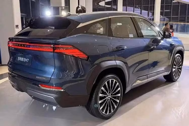 Galaxy M7 nhắm đến người dùng cần khả năng di chuyển thuần điện dài trong đô thị và tiết kiệm nhiên liệu tối đa. Phạm vi di chuyển thuần điện 225 km phù hợp cho nhu cầu đi lại hàng tuần trong thành phố. Trong khi đó, tổng phạm vi di chuyển 1.730 km giúp giảm lo ngại về quãng đường trong các chuyến đi dài. Các đối thủ cạnh tranh của xe gồm BYD Song Pro DM-i và BYD Song PLUS DM-i.