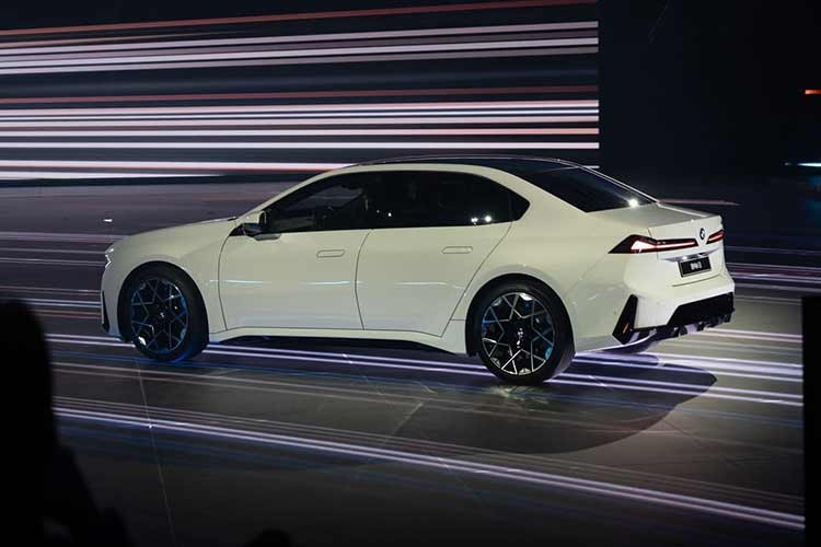 Tổng thể thân xe BMW i3 chạy điện được xử lý tối giản, với các đường nét gọn gàng, vòm bánh cơ bắp và tay nắm cửa ẩn dạng pop-out. Phía sau là cụm đèn hậu LED hình chữ L hiện đại. Xe có tùy chọn mâm lên tới 21 inch cùng màu sơn mới M Le Castellet Blue.