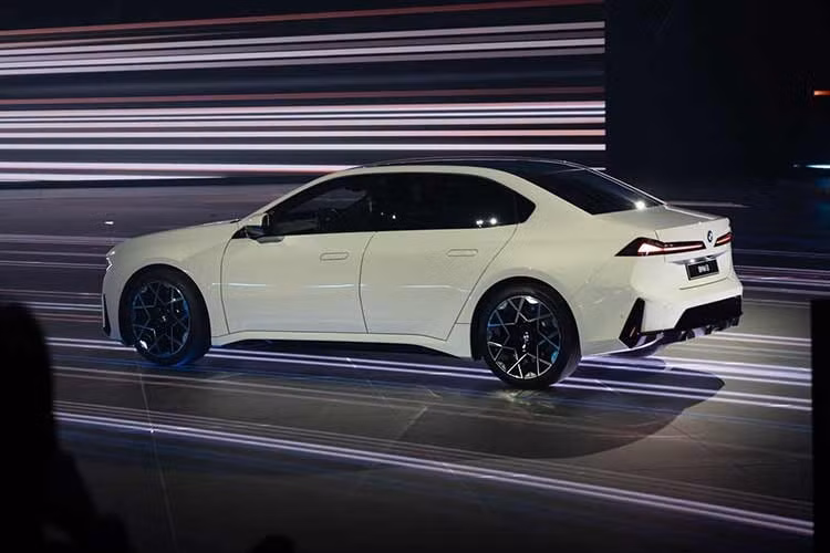 Tổng thể thân xe BMW i3 chạy điện được xử lý tối giản, với các đường nét gọn gàng, vòm bánh cơ bắp và tay nắm cửa ẩn dạng pop-out. Phía sau là cụm đèn hậu LED hình chữ L hiện đại. Xe có tùy chọn mâm lên tới 21 inch cùng màu sơn mới M Le Castellet Blue.