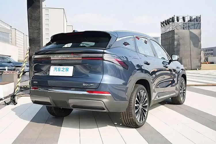 Ở chế độ thuần điện, xe có thể di chuyển tối đa 225 km mà không tốn 1 giọt xăng. Khi kết hợp cả động cơ đốt trong và pin, xe đạt tổng phạm vi hoạt động lên tới 1.730 km - một con số rất hiếm gặp trong phân khúc SUV. Khi pin cạn, mức tiêu thụ nhiên liệu được công bố cũng rất ấn tượng, chỉ 3,35 lít/100 km. Với con số này, Geely Galaxy M7 trở thành một trong những mẫu xe PHEV gầm cao cỡ trung tiết kiệm nhiên liệu nhất tại Trung Quốc.