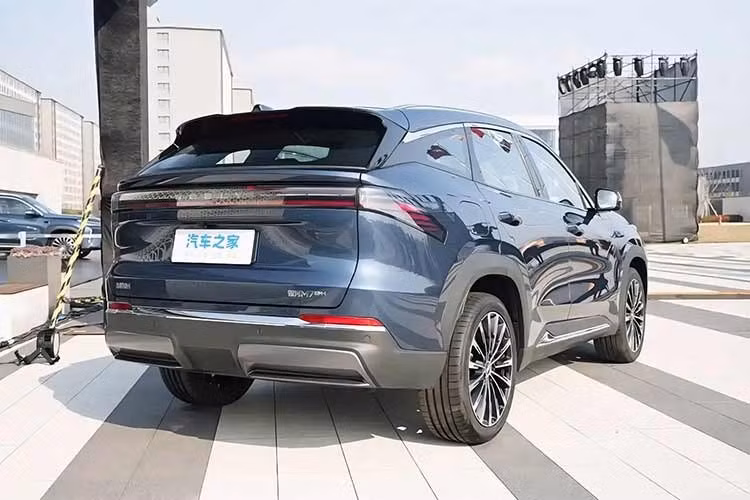 Ở chế độ thuần điện, xe có thể di chuyển tối đa 225 km mà không tốn 1 giọt xăng. Khi kết hợp cả động cơ đốt trong và pin, xe đạt tổng phạm vi hoạt động lên tới 1.730 km - một con số rất hiếm gặp trong phân khúc SUV. Khi pin cạn, mức tiêu thụ nhiên liệu được công bố cũng rất ấn tượng, chỉ 3,35 lít/100 km. Với con số này, Geely Galaxy M7 trở thành một trong những mẫu xe PHEV gầm cao cỡ trung tiết kiệm nhiên liệu nhất tại Trung Quốc.