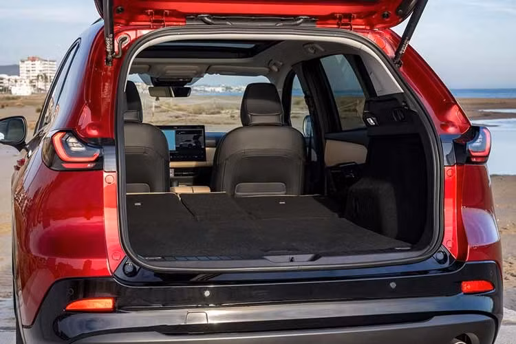 Tại Việt Nam, Thaco Auto cũng đã chính thức công bố những thông tin đầu tiên về Mazda CX-5 thế hệ mới tại Việt Nam. Đáng chú ý, mẫu xe này chỉ mới ra mắt toàn cầu vào tháng 7/2025 và được trưng bày tại Nhật Bản vào tháng 10 cùng năm.