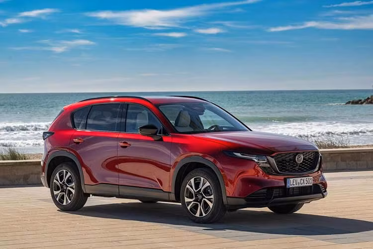 Mẫu xe SUV Mazda CX-5 2026 thế hệ mới dự kiến ra mắt tại Australia vào giữa năm nay với nhiều nâng cấp về công nghệ và kích thước. Dù khả năng cao giá bán sẽ tăng, hãng xe Nhật Bản vẫn khẳng định sẽ duy trì sức cạnh tranh thông qua “giá trị” mang lại cho khách hàng.