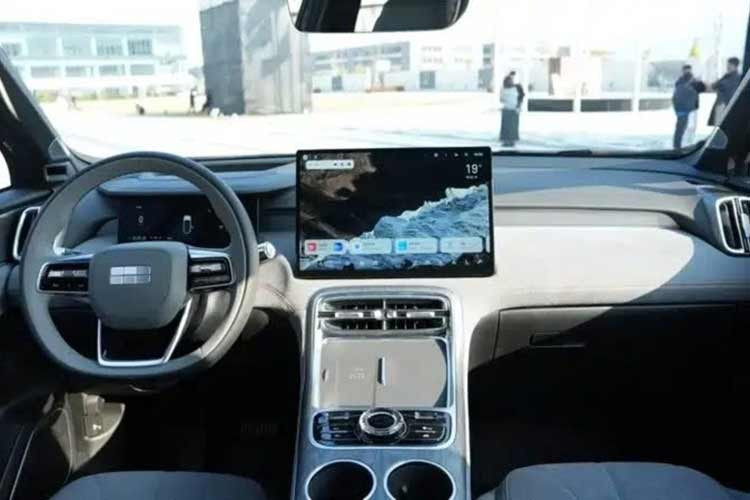 Nội thất tiếp tục là điểm mạnh quen thuộc của các mẫu SUV Trung Quốc, nhưng Geely Galaxy M7 vẫn có những chi tiết tạo sự khác biệt. Theo đó, xe được trang bị các nút điều khiển dạng pha lê đẹp mắt trên bệ trung tâm. Bên cạnh đó là một núm xoay pha lê cỡ lớn, có thể tùy chỉnh để điều khiển nhiều chức năng như tốc độ quạt gió hoặc nhiệt độ.