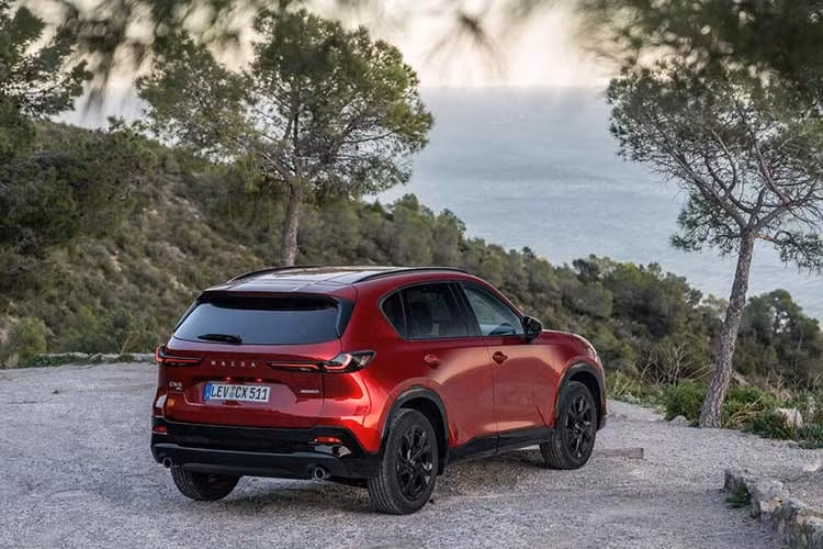 Tại thị trường Mỹ, CX-5 mới đã tăng giá từ 3–9% tùy phiên bản. Nếu xu hướng này được áp dụng tại Australia, giá khởi điểm của mẫu SUV cỡ trung có thể rơi vào khoảng 42.000 AUD (29.620 USD). Hiện tại, Mazda CX-5 đang được bán với giá từ 37.240 AUD (26.260 USD).