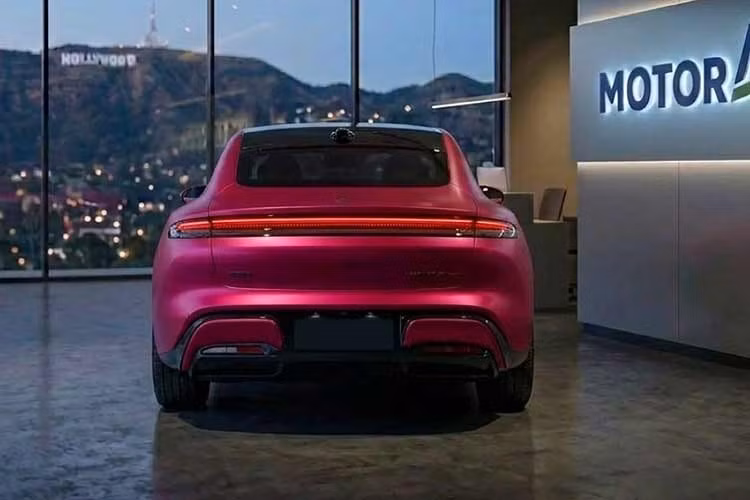 Thậm chí, nếu che đi phần logo cũng như vành la-zăng, nhiều người có thể không phân biệt giữa Saic Z7 và Xiaomi SU7. Một số cư dân mạng còn hài hước cho rằng Saic Z7 giải quyết một vấn đề của Xiaomi SU7 là chưa đủ giống Porsche Taycan. Hai mẫu ôtô Trung Quốc này được trang bị lưới tản nhiệt đóng kín, kết hợp cụm đèn pha mảnh kéo dài và hốc hút gió chia ba phần trên đầu xe.