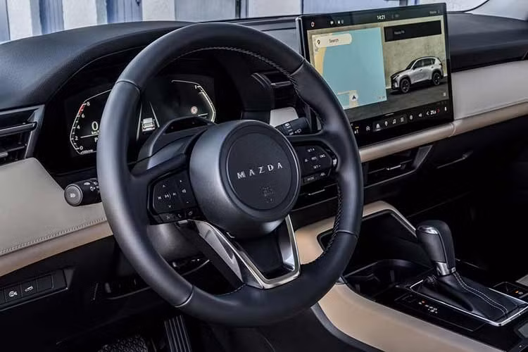 Đáng chú ý, Mazda sẽ loại bỏ động cơ 2.0L tiêu chuẩn cũng như phiên bản 2.5L tăng áp trên CX-5 2026 thế hệ mới, điều này cũng khiến dải sản phẩm mưới này trở nên tinh gọn hơn so với thế hệ hiện tại.