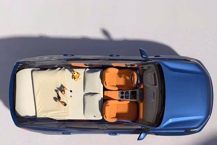 Lấy cảm hứng từ Geely Galaxy M9, mẫu xe này sở hữu các chi tiết đáng chú ý như đèn pha LED, đường dập gân sắc nét bên sườn, hốc bánh vuông vức và cụm đèn hậu kéo dài xuống dưới. Sở hữu chiều dài x rộng x cao lần lượt 4.770 x 1.905 x 1.685 mm và chiều dài cơ sở 2.785 mm. Đây là lần đầu tiên dòng Galaxy M của Geely có một mẫu xe PHEV cỡ trung.