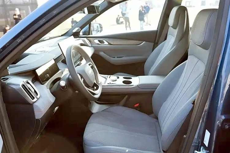 Các chi tiết kim loại xuất hiện tại nhiều vị trí như cửa gió điều hòa, nút bấm cửa sổ, vô lăng và cần xi-nhan tạo vẻ cao cấp cho nội thất của mẫu SUV cỡ trung này. Khoang nội thất của Galaxy M7 vẫn giữ bố cục quen thuộc của Geely với cửa sổ trời toàn cảnh cỡ lớn, màn hình cảm ứng trung tâm cỡ lớn, bảng đồng hồ kỹ thuật số và sạc không dây 50W.