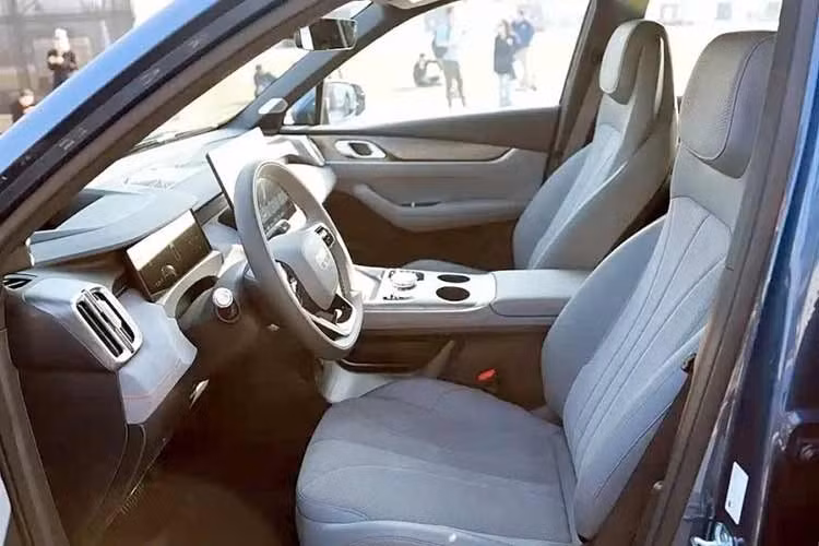 Các chi tiết kim loại xuất hiện tại nhiều vị trí như cửa gió điều hòa, nút bấm cửa sổ, vô lăng và cần xi-nhan tạo vẻ cao cấp cho nội thất của mẫu SUV cỡ trung này. Khoang nội thất của Galaxy M7 vẫn giữ bố cục quen thuộc của Geely với cửa sổ trời toàn cảnh cỡ lớn, màn hình cảm ứng trung tâm cỡ lớn, bảng đồng hồ kỹ thuật số và sạc không dây 50W.