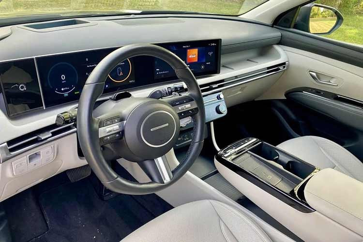 Nâng cấp lên phiên bản Black Line, mẫu SUV này mang diện mạo thể thao hơn với loạt chi tiết sơn đen như viền cửa sổ, ốp gương và logo trước. Xe cũng được trang bị đèn hậu LED, kính riêng tư phía sau và bộ mâm 19 inch.