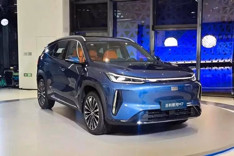 Hiện Geely chưa công bố giá bán của Galaxy M7 tại thị trường Trung Quốc. Tuy nhiên, có vẻ như xe hướng tới phân khúc SUV gia đình với mức giá dự kiến từ 100.000-150.000 Nhân dân tệ (khoảng 350-525 triệu đồng). Xe dự kiến sẽ được mở bán tại Trung Quốc vào tháng 4/2026 tới đây. Hãng cũng chưa hé lộ kế hoạch phân phối mẫu xe này ra thị trường quốc tế.