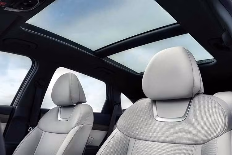 Bên trong, nội thất kết hợp da và nỉ, vô lăng và ghế trước có sưởi, cùng màn hình kỹ thuật số 12,3 inch mang lại trải nghiệm hiện đại hơn. Trong khi đó, phiên bản N-Line Edition hướng tới khách hàng ưa công nghệ và tiện nghi cao cấp.