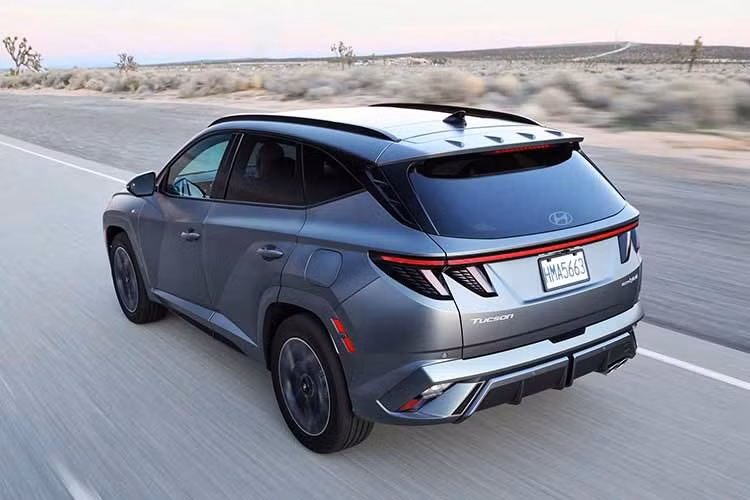 Về vận hành, Tucson 2026 cung cấp tùy chọn động cơ xăng 150PS, đi kèm hộp số sàn 6 cấp hoặc ly hợp kép 7 cấp. Bên cạnh đó là hệ truyền động hybrid công suất 239 PS kết hợp hộp số tự động 6 cấp.