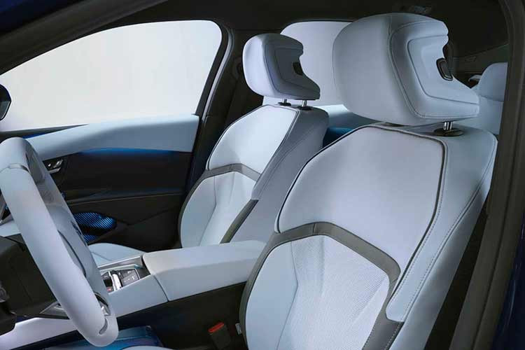 Hệ thống sạc nhanh DC hỗ trợ công suất tối đa 400 kW, cho phép bổ sung khoảng 400 km chỉ trong 10 phút. Ngoài ra, xe còn hỗ trợ sạc AC 22 kW, sạc hai chiều và cấp điện ra ngoài (V2L).