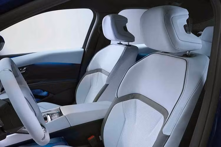 Hệ thống sạc nhanh DC hỗ trợ công suất tối đa 400 kW, cho phép bổ sung khoảng 400 km chỉ trong 10 phút. Ngoài ra, xe còn hỗ trợ sạc AC 22 kW, sạc hai chiều và cấp điện ra ngoài (V2L).