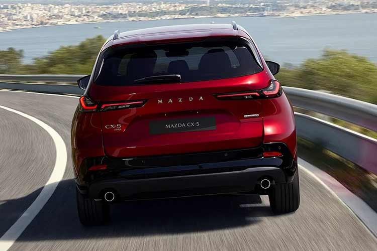 Việt Nam cũng trở thành thị trường đầu tiên ở Đông Nam Á đón nhận mẫu CX-5 mới, thậm chí sớm hơn cả Mỹ. Theo Thaco Auto, Mazda CX-5 2026 được nhập khẩu nguyên chiếc từ Nhật Bản và hiện mới trong dạng trưng bày, chưa phải bản thương mại. Kế hoạch bán ra dự kiến bắt đầu từ tháng 11/2026.