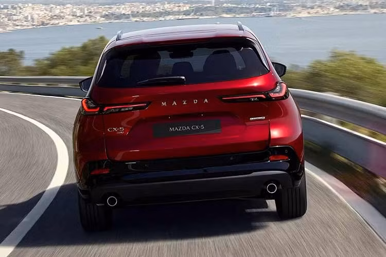 Việt Nam cũng trở thành thị trường đầu tiên ở Đông Nam Á đón nhận mẫu CX-5 mới, thậm chí sớm hơn cả Mỹ. Theo Thaco Auto, Mazda CX-5 2026 được nhập khẩu nguyên chiếc từ Nhật Bản và hiện mới trong dạng trưng bày, chưa phải bản thương mại. Kế hoạch bán ra dự kiến bắt đầu từ tháng 11/2026.