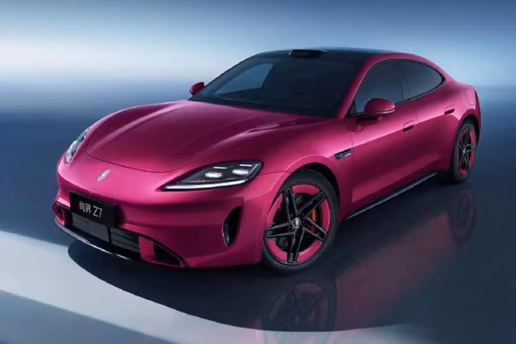 Trước đó, đã có tin đồn về việc SU7 sẽ ra mắt ngày 19/3/2026, nhưng CEO Xiaomi, ông Lôi Quân, lại nhiều lần cho biết thời điểm được dời sang tháng 4. Tuy nhiên, mới đây, Xiaomi bất ngờ xác nhận SU7 thế hệ mới sẽ trình làng vào ngày 19/3, quay trở lại mốc thời gian ban đầu. Động thái này được cho là có liên quan trực tiếp đến việc Saic Z7và Z7T mở cọc vào ngày 23/3/2026.