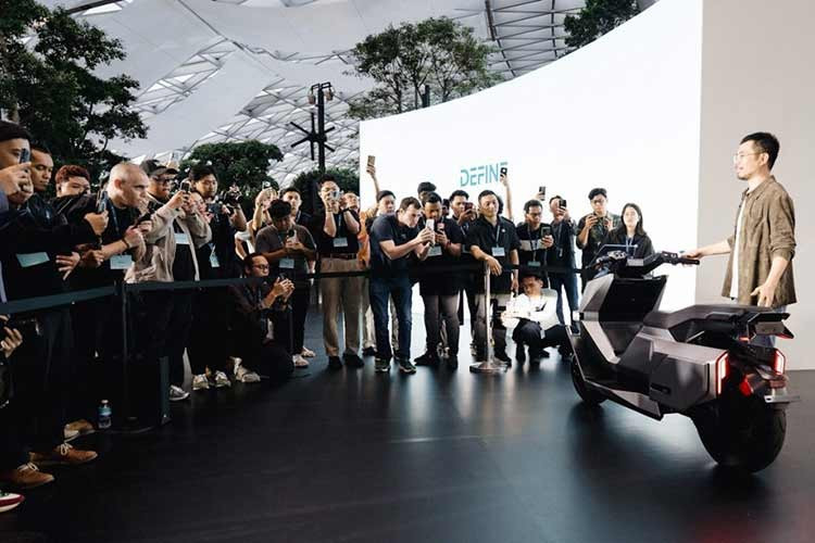 Theo Omoway, việc giải quyết bài toán thăng bằng là bước quan trọng để phát triển các công nghệ hỗ trợ thông minh trên xe hai bánh. Không giống ô tô bốn bánh vốn có độ ổn định tự nhiên, xe máy dễ mất cân bằng và đòi hỏi người lái phải liên tục điều chỉnh. Vì vậy hãng tập trung vào công nghệ giữ thăng bằng trước khi mở rộng sang các tính năng hỗ trợ thông minh khác.