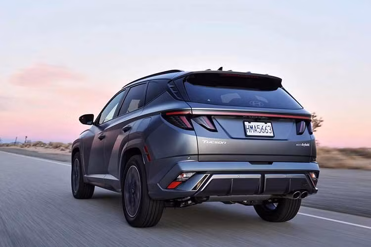 Theo đó, Tucson 2026 được bổ sung ba phiên bản mới gồm Element, Black Line và N-Line Edition, bên cạnh các cấu hình quen thuộc như N Line S và Ultimate vẫn tiếp tục được duy trì. Giá khởi điểm của phiên bản Element là 30.935 bảng Anh (41.085 USD), trong khi Black Line và N-Line Edition lần lượt có giá từ 33.435 bảng (44.405 USD) và 36.185 bảng (48.313 USD).