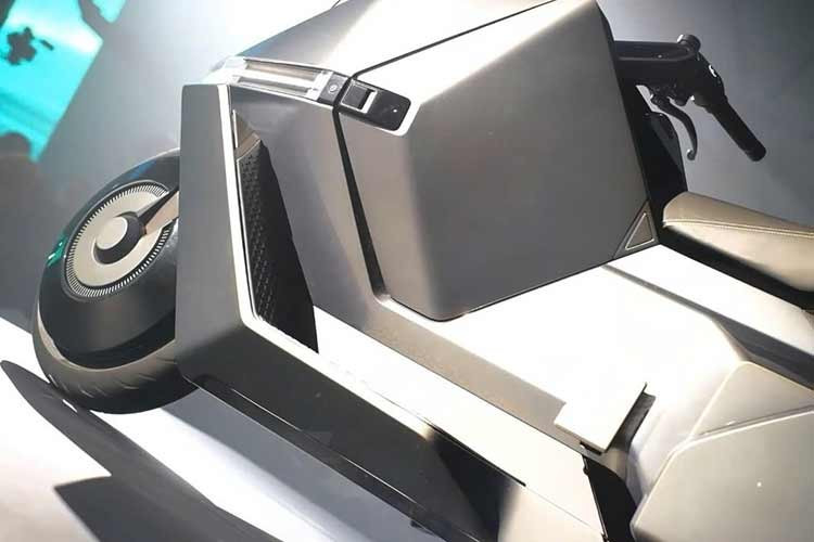 Xe sử dụng hệ thống camera để thu thập dữ liệu xung quanh và dựng mô hình môi trường giao thông. Dữ liệu sau đó được xử lý bởi các mô hình ra quyết định hoạt động ở cấp độ mili giây. Khi cần phản ứng, hệ thống sẽ phối hợp động cơ điện, phanh, cơ cấu lái và mô-đun gyroscope để giữ xe ổn định.