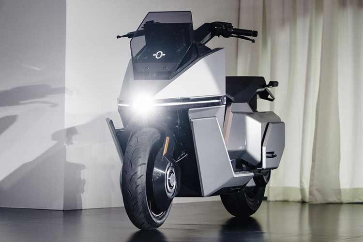 Nhờ đó xe có thể tự đứng vững khi dừng hoặc di chuyển chậm mà không cần chân chống. Công nghệ này cũng hỗ trợ người lái trong những tình huống dễ mất cân bằng như quay đầu, đi chậm trong khu vực đông người hoặc dừng chờ đèn giao thông.