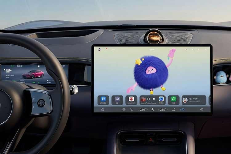 Bên trong, xe được trang bị màn hình tương tác, có thể xoay và điều chỉnh vị trí. Hệ thống hỗ trợ nhiều kịch bản tương tác trong xe như lời chào cá nhân hóa cho người lái, phản hồi bằng giọng nói cho hành khách và chia sẻ nội dung hiển thị giữa các vị trí trong xe. Trên mặt táp-lô còn có một khu vực riêng cho phép người dùng đặt các vật trang trí nhỏ, thể hiện nỗ lực của thương hiệu trong việc mang đến trải nghiệm nội thất có tính cá nhân hóa cao hơn.