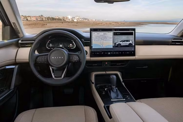 Mazda CX-5 thế hệ thứ ba tiếp tục sử dụng nền tảng hiện tại và động cơ xăng 2.5L quen thuộc. Tuy nhiên, để đáp ứng tiêu chuẩn khí thải, động cơ này sẽ được điều chỉnh giảm công suất từ 140 kW xuống 132 kW và mô-men xoắn từ 252 Nm xuống 242 Nm.