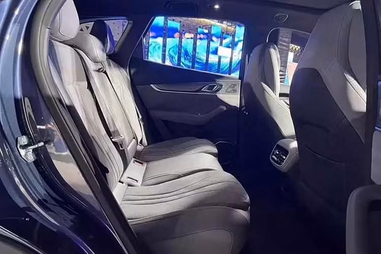 Xe cũng được trang bị hệ thống âm thanh Flyme Sound 23 loa do Geely phát triển cùng hệ thống đèn viền nội thất AI 256 màu tùy chỉnh. Hàng ghế sau có thể gập theo tỷ lệ 4:6 nhằm tăng tính linh hoạt cho khoang hành lý. Trong khi đó, thiết kế ngoại thất của Geely Galaxy M7 không quá đột phá nhưng vẫn hài hòa và dễ tiếp cận với số đông khách hàng.